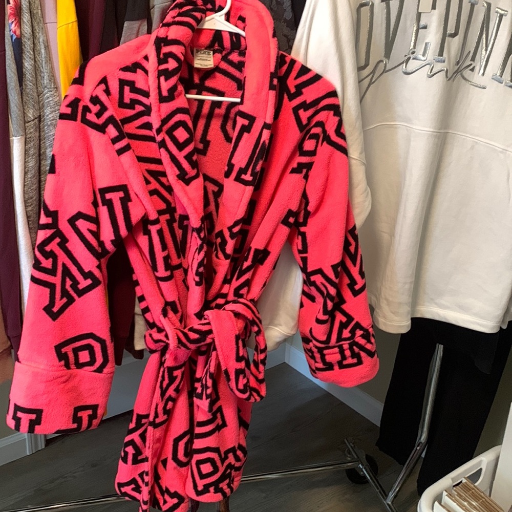Pink Victoria’s Secret robe nwot